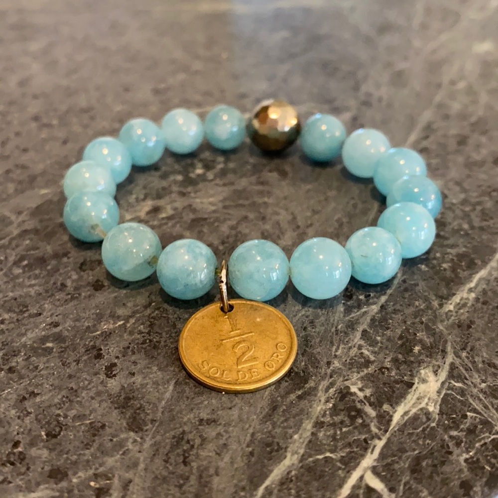 Turquoise bead elastic bracelet with gold 1/2 sol de oro coin